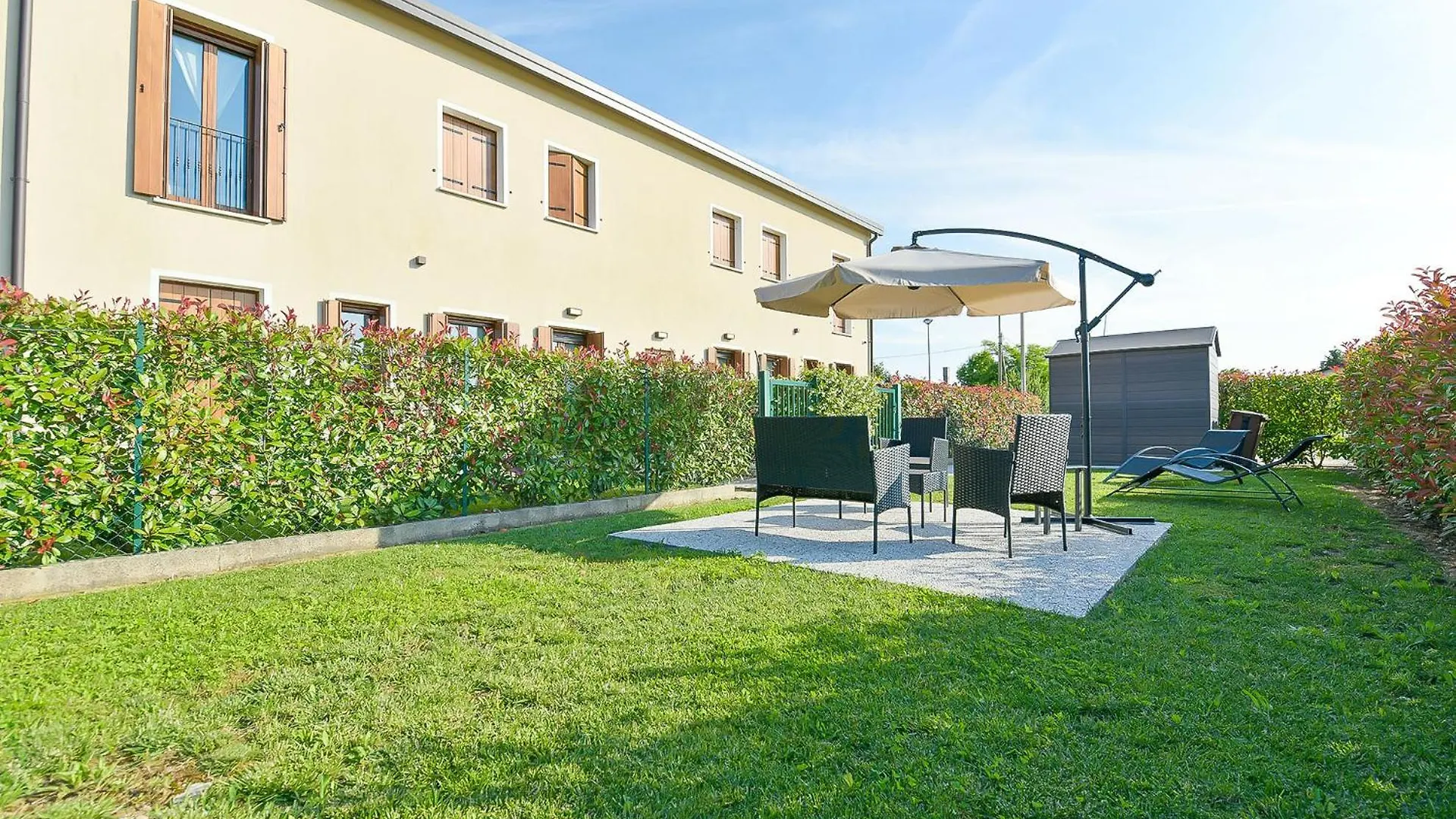 Queen Venice Fly Apartments contacts